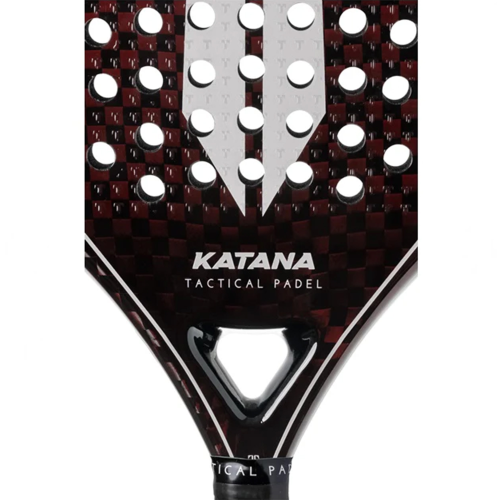 Ракетка Tactical Tactical Katana Master Edition — преміальна універсальна ракетка для падлу, створена для досвідчених гравців, які прагнуть ідеального балансу між контролем, потужністю та комфортом. Завдяки круглій формі, великій зоні оптимального удару т
